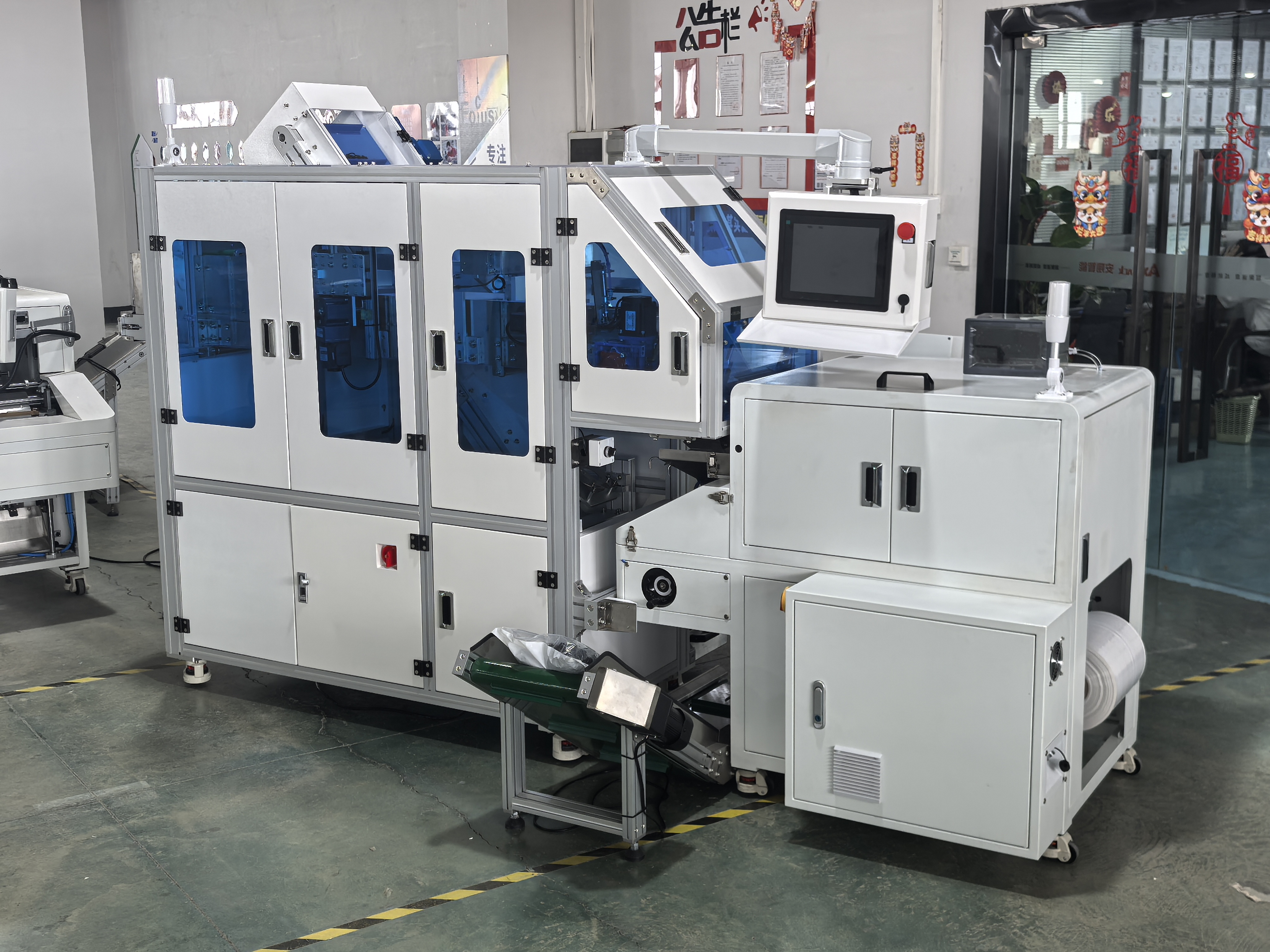 Plastic parts counting and packing machine